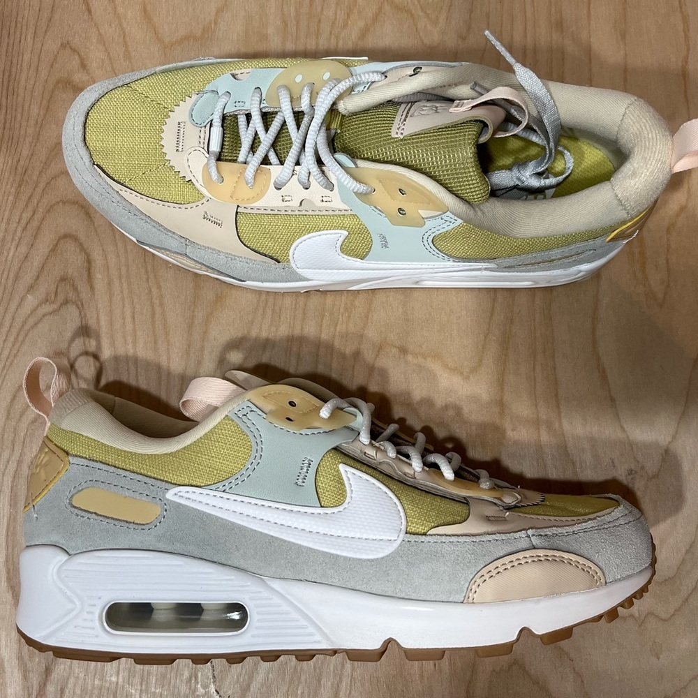 New Women's Air Max 90 Futura size 8